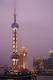 Abends am Bund (Flaniermeile) mit Skyline von Pudong und Oriental-Pearl-Tower, Shanghai, China, Asien